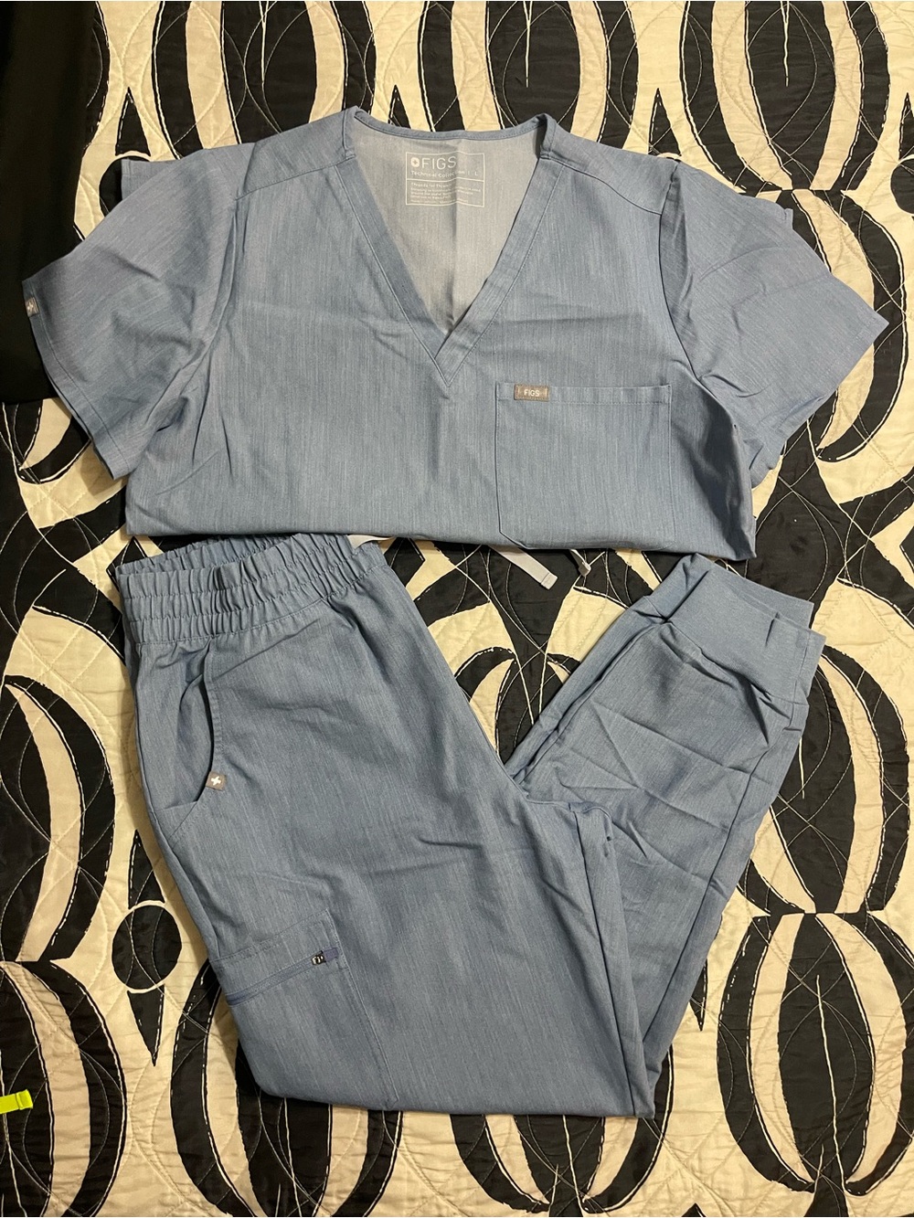 FIGS women’s 2-piece set in Heathered Indigo, size Large.